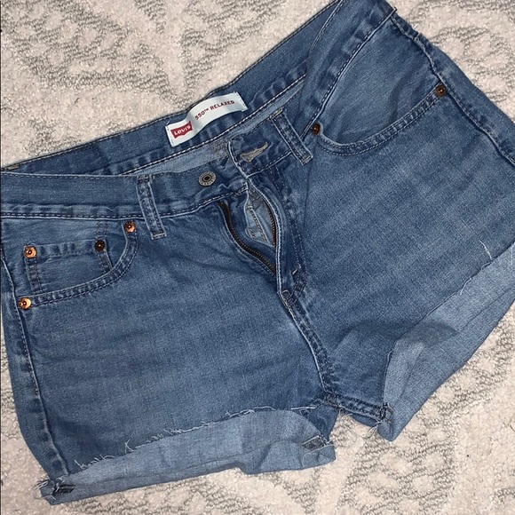♥️ Levi’s relaxed hand distressed jean shorts ♥️ - Picture 3 of 3